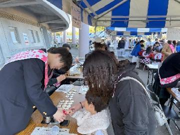 写真：缶バッジ作りの様子7