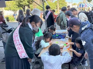 写真：缶バッジ作りの様子8
