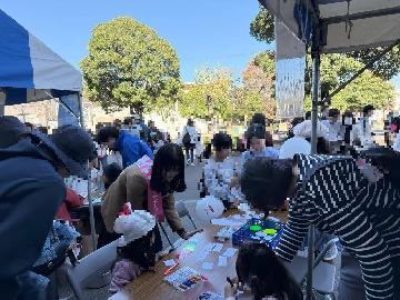 写真：缶バッジ作りの様子9