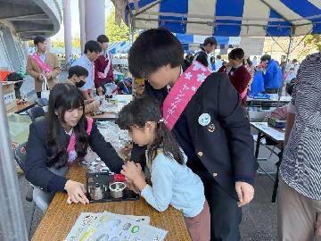 写真：缶バッジ作りの様子10