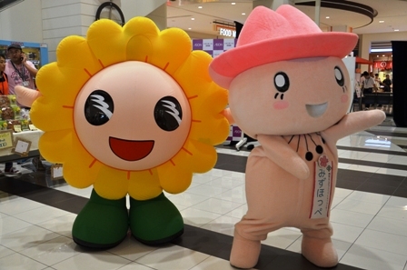 写真:手をふっているミオーとみずほっぺ