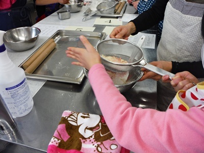 薄力粉、パウダー類をふるいにかけているところの写真