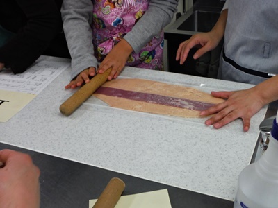 顔・帽子の生地を合わせてのばしているところの写真