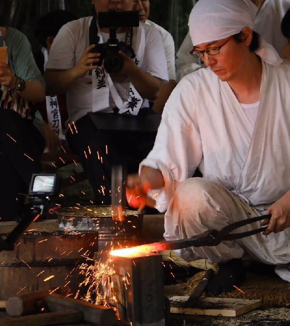 写真:熱田神宮 本殿前(刀剣並技術奉納奉賛会の様子)