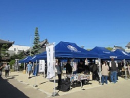 写真:朔日市の様子