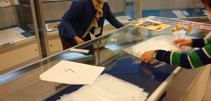 写真：展示品を入れ替えている様子