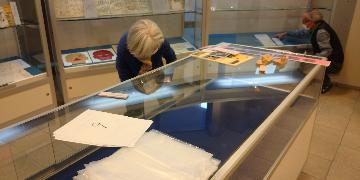 写真：展示を入れ替えている様子