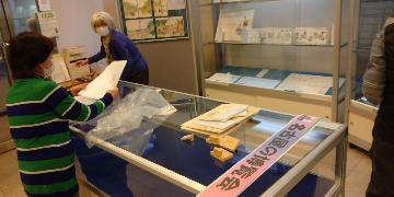 写真：展示品を入れ替えている様子