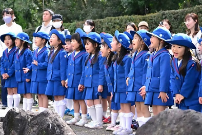写真：元気に歌う園児さんたち