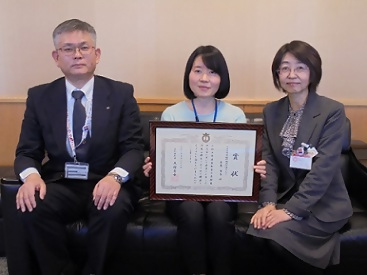 写真：表彰された職員を囲んで一枚