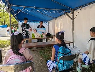 写真：紙芝居を観て楽しむ子ども達