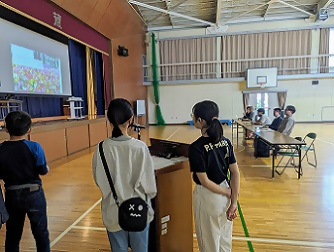 写真：頑張って発表する児童の皆さん