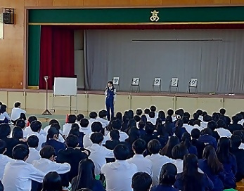 写真：熱田警察署交通課からの説明を聞く生徒たち