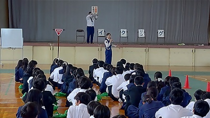 写真：楽しく話をしてくれる警察署の方