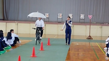 写真：傘さし運転の実演