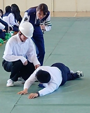 写真：被害者役をしてくださった先生