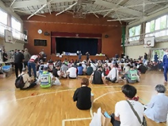 写真：高蔵小学校に参集する皆さん