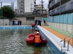 写真：プールでのボート避難訓練