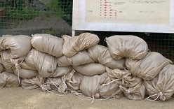 写真：積み上げられた土のう