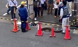 写真：地下式給水栓の操作訓練の様子