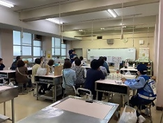 写真：屋内で説明を受ける参加者の皆さん