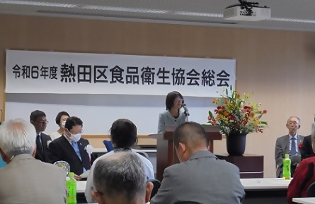 写真：壇上であいさつをする区長