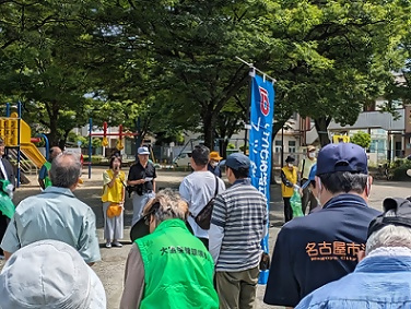 写真：クリーンキャンペーンであいさつをする区長