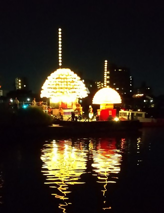 写真：堀川に浮かぶ「まきわら船」