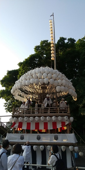 写真：ちょうちんを付けた献灯まきわら