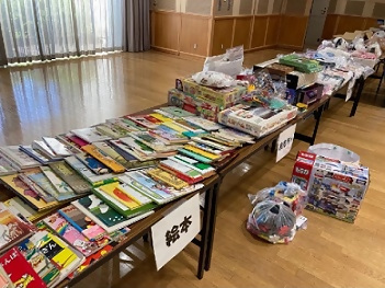写真：絵本などたくさんの出品された品々