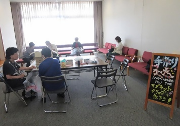 写真：手作りコーナーで楽しむ人たち