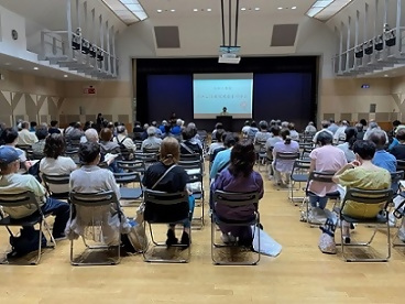 写真：保健環境委員研修会であいさつをする区長