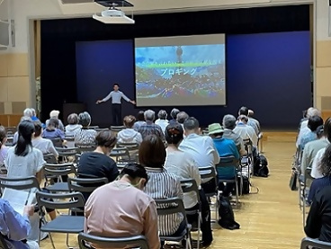 写真：プロギングジャパン会長の話を聴く皆さん