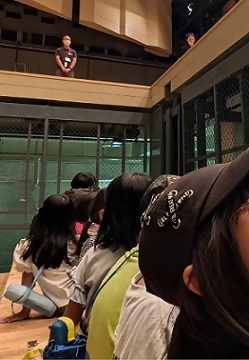 写真：舞台を見学する児童たち