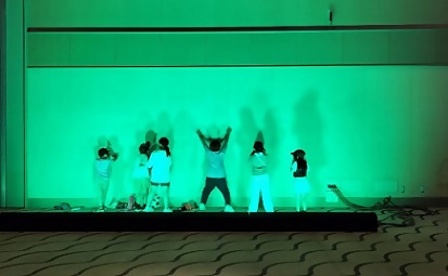 写真：照明装置で楽しむ児童たち