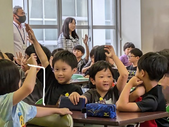 写真：活発に手を挙げる児童さんたち
