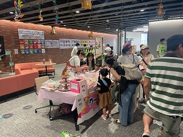 写真：たくさんの人が集まったブース