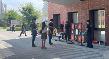 写真：ストラックアウトで楽しむ人たち