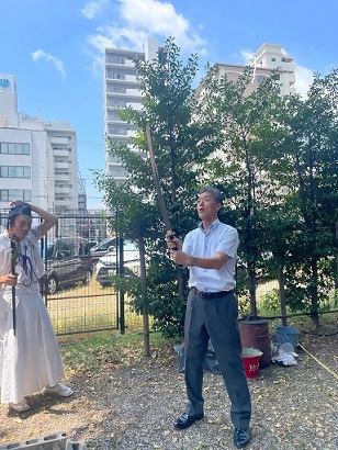 写真：真剣を持った区政部長