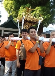 写真：おみこしの練り歩きの様子