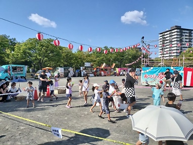 写真：水鉄砲大作戦を楽しむ人たち