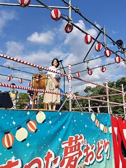 写真：やぐらの上であいさつをする区長