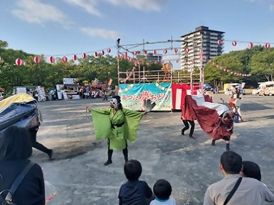 写真：迫力ある獅子舞演舞