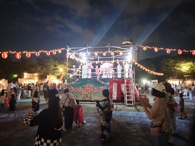 写真：女性会と踊る盆踊り