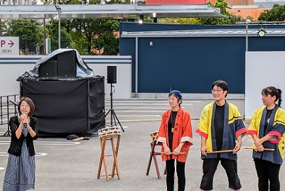 写真：関係者の皆さまへお礼を申し上げる区長