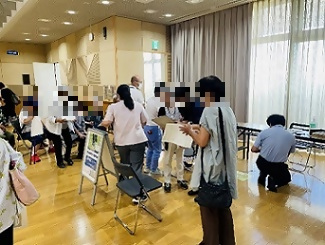 写真：計測に集まる人たち