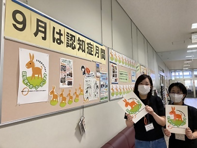 写真：1階福祉課前に並ぶロバ隊長