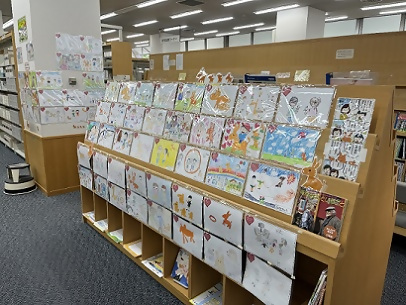 写真：昨年度の絵画作品展の様子