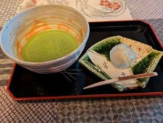 写真：お抹茶とお茶菓子