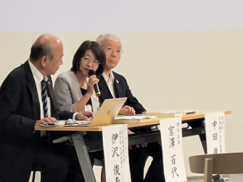 写真：パネリストとして発言する区長